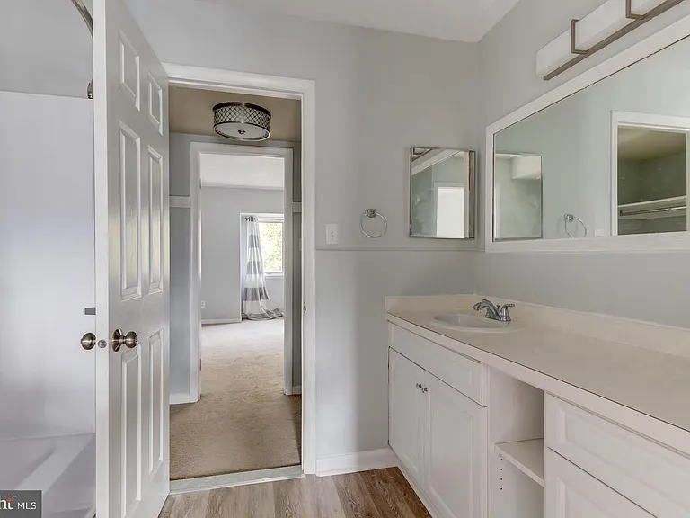 107 Montrose Ave — Photo 14