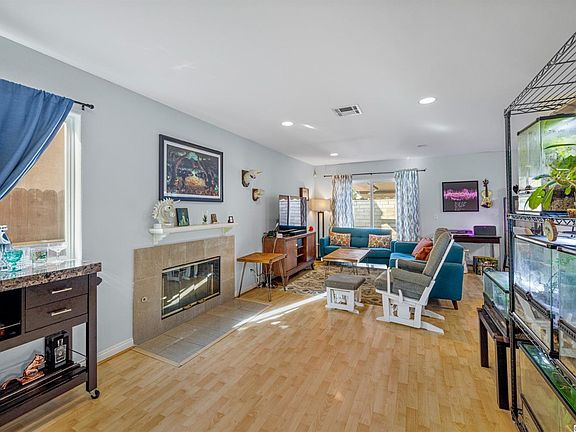 5th image of 9231 1/2 Cedros Ave
