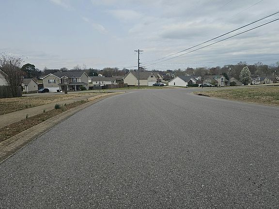 4th image of 270 Harold Dr