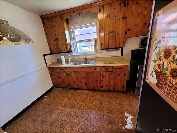 3rd image of 2303 Waldo Ln