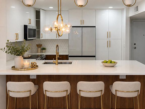 4th image of 800 SE 20th Avenue #105