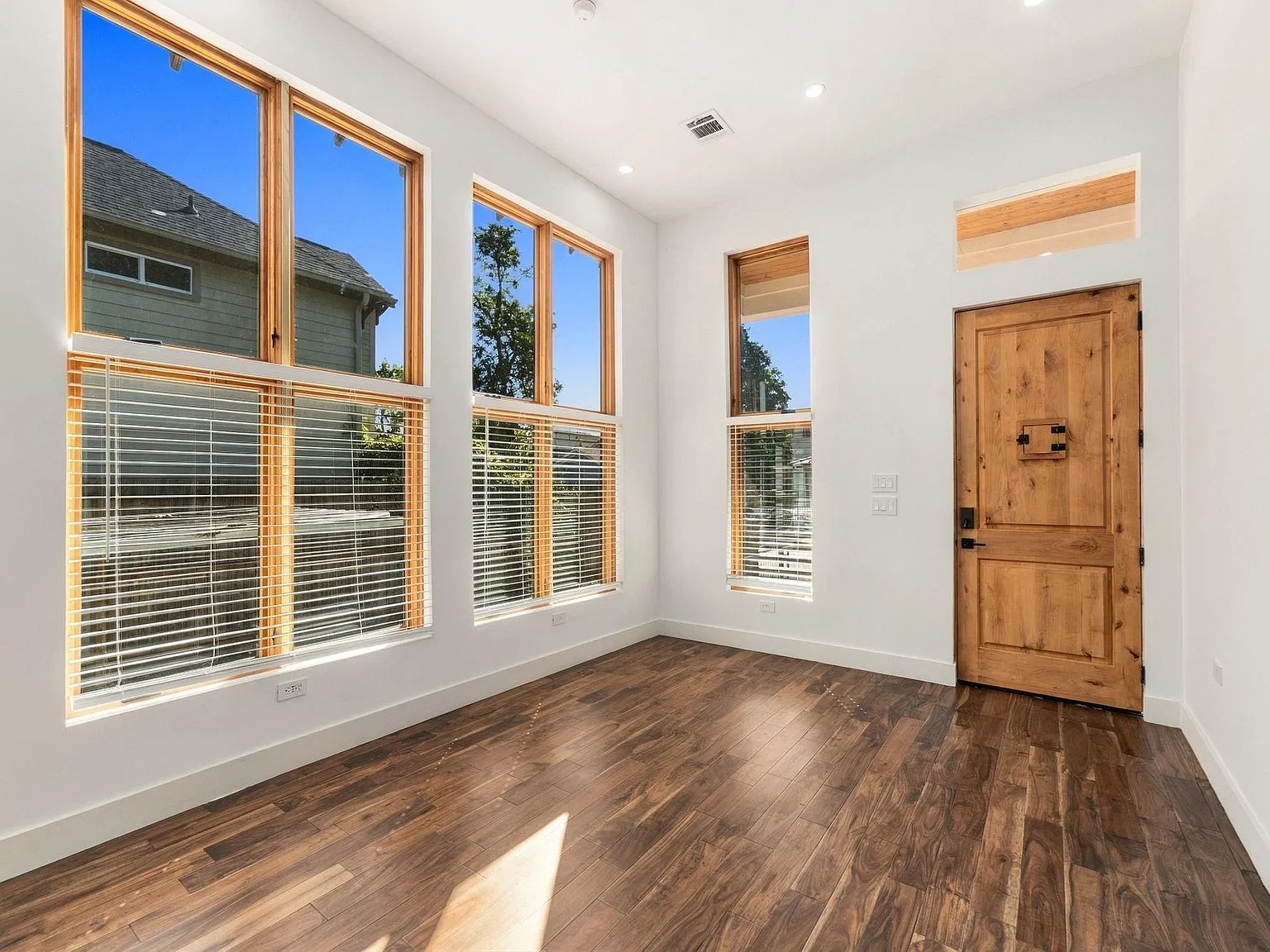 2 bed, 2.0 bath, 908 sqft, $3,600 — Photo 2