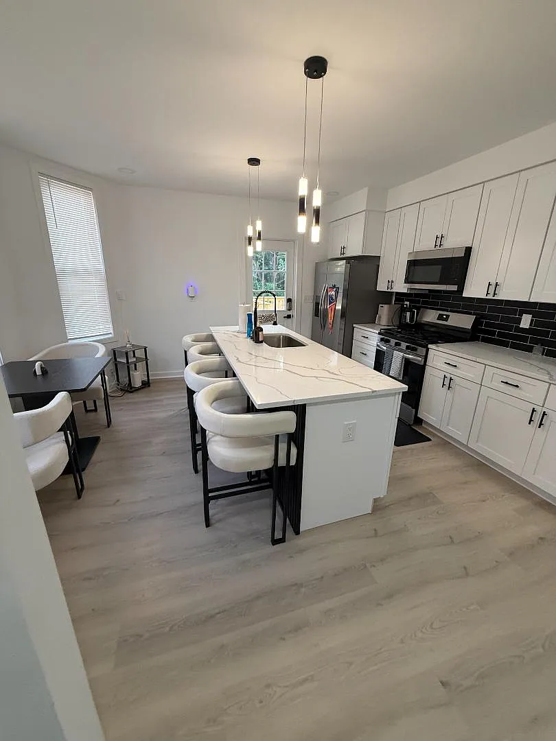 2903 E Cold Spring Ln — Photo 2