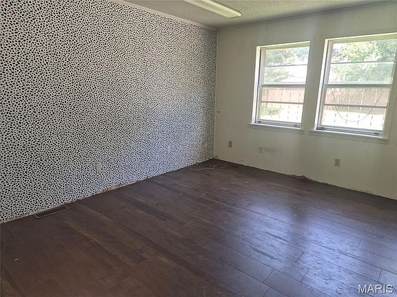4th image of 302 W Harrison St