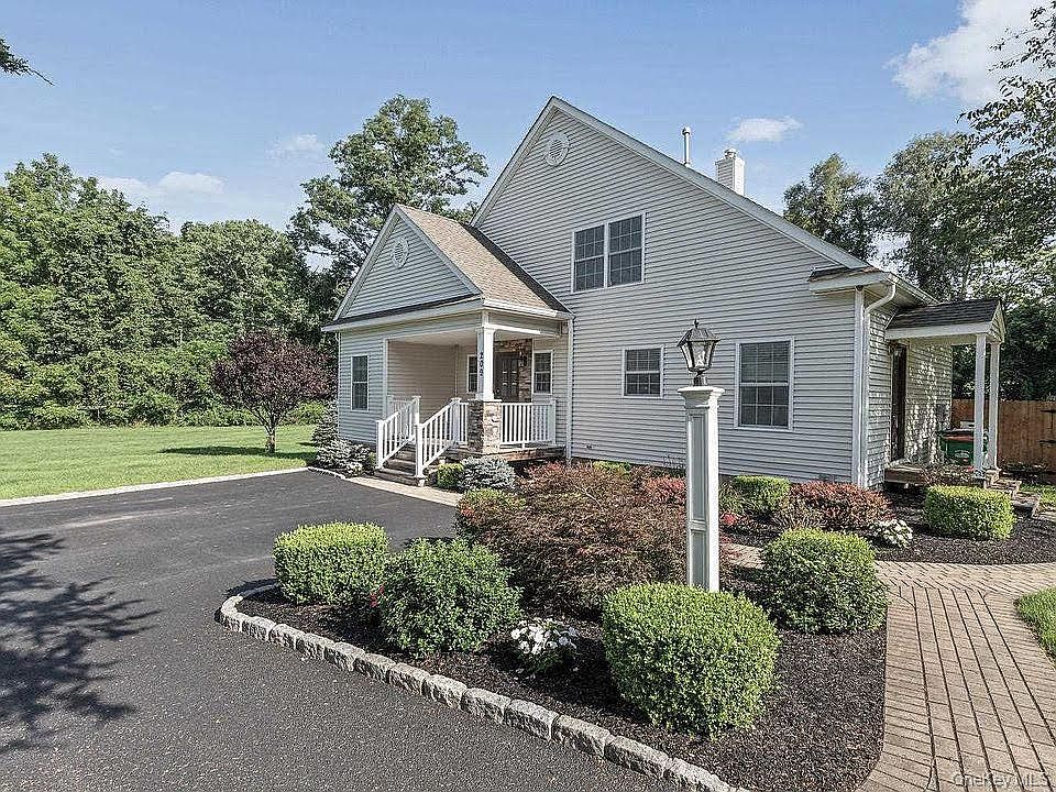1st image of 209 CAROL Lane