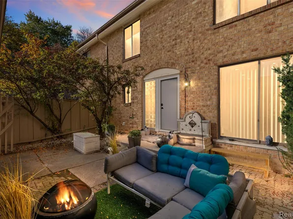 7406 Pebble Poin, West Bloomfield, MI 48322