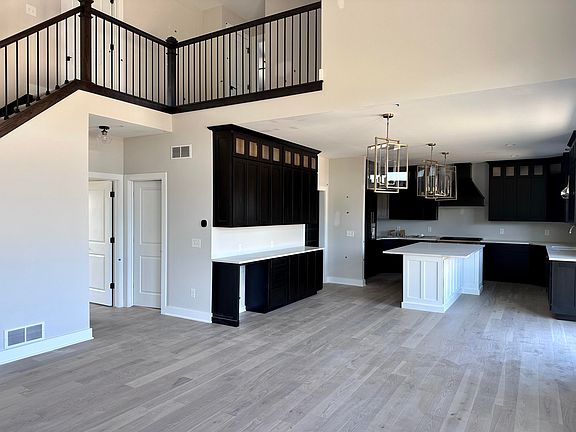 4th image of 9089 Charter Oak Ln