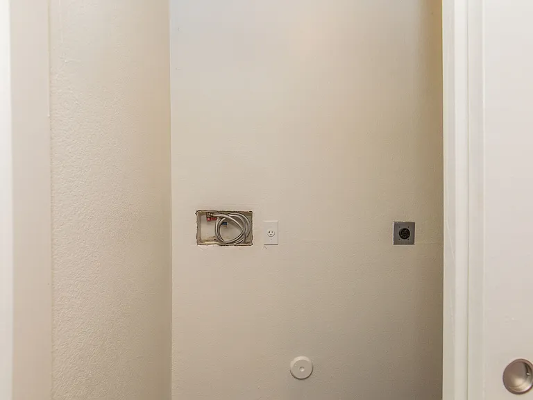 Indigo Pointe Apartments — Photo 37