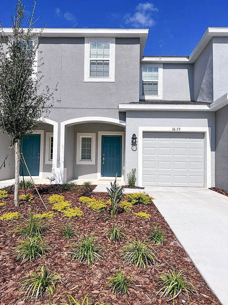 3 bed, 2.5 bath, 1373 sqft, $2,000 — Photo 1