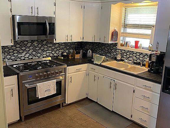 5th image of 303 San Jacinto St