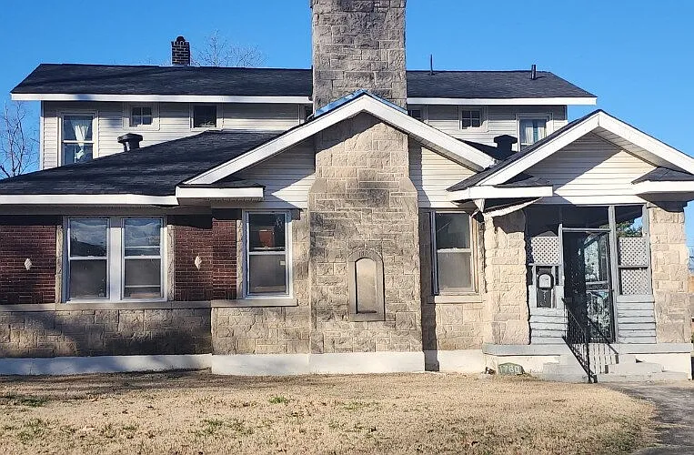 4 bed, 1.0 bath, 213 sqft, $2,000 — Photo 1