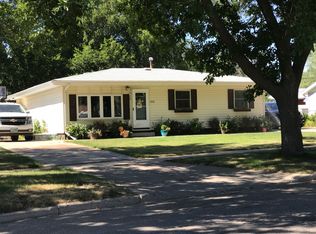 1933 8th St NW, Minot, ND 58703