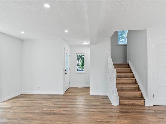 5th image of 15 S Taraglen Ct NE