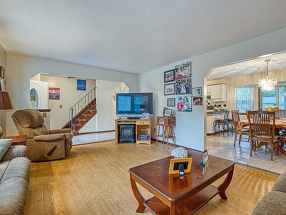 5th image of 10 Alcolade Dr W