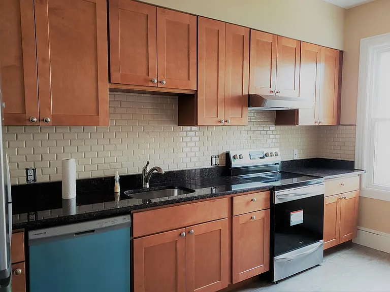 232 W Burke St — Photo 9