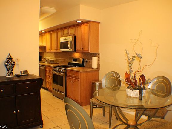 4th image of 619-30 Russet Woods Ln #6-K
