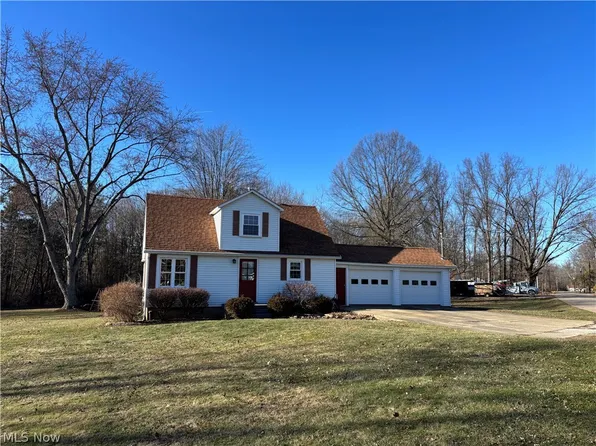 837 Walls Lake Dr NE, Vienna, OH 44473