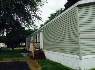 32 Maple Dr, Belleville, MI 48111