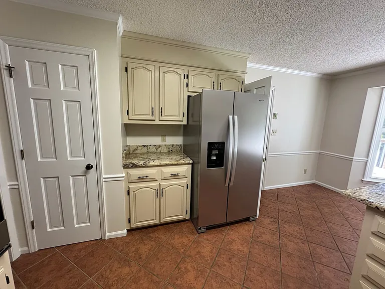 307 Fallingbrook Dr — Photo 10
