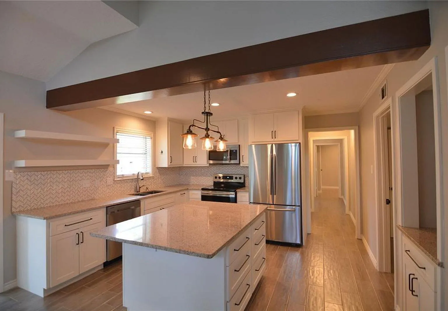 4 bed, 2.0 bath, 2634 sqft, $2,200 — Photo 3