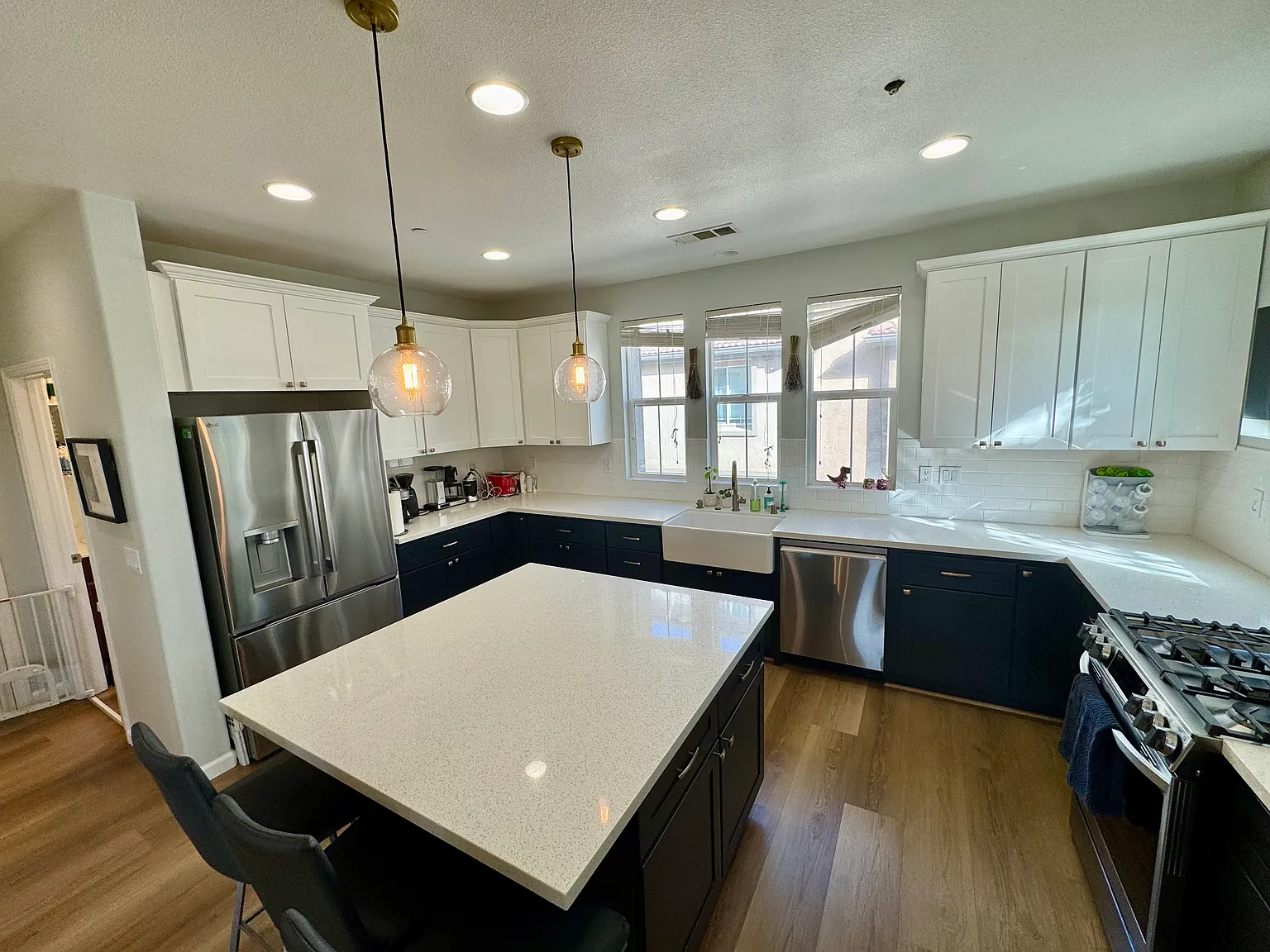 4 bed, 2000 sqft, $4,795 — Photo 3