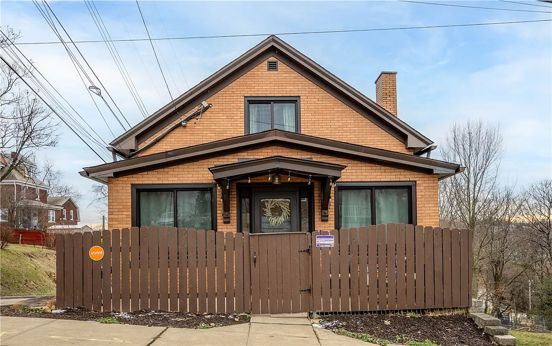 348 Anthony St photo 1