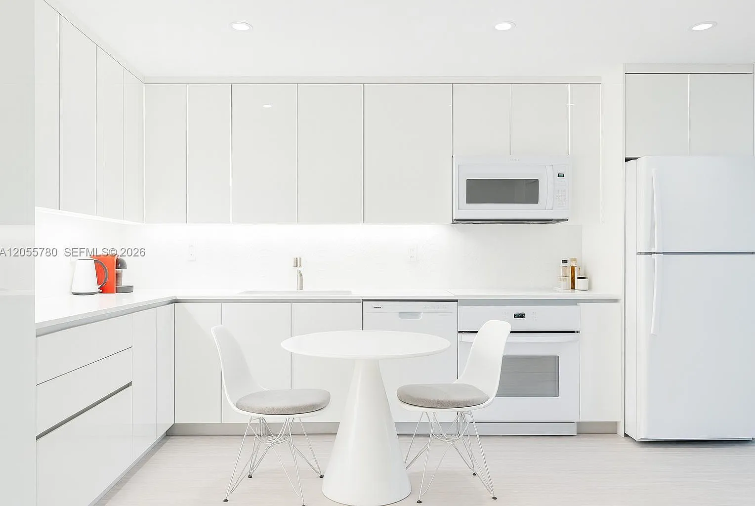 Roney Palace Condo — Photo 1