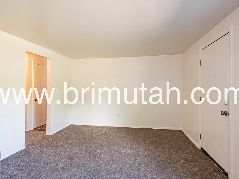 410 E Welby Ave — Photo 3