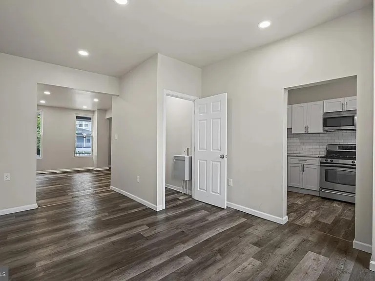 3030 Windsor Ave — Photo 4