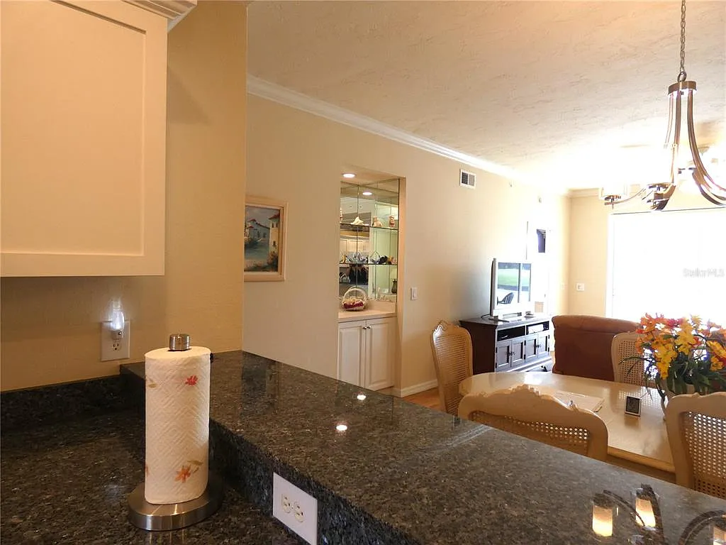 2 bed, 2.0 bath, 1333 sqft, $5,500 — Photo 4