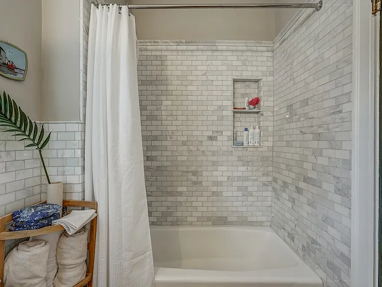 425 N Arthur Ashe Blvd #G — Photo 14