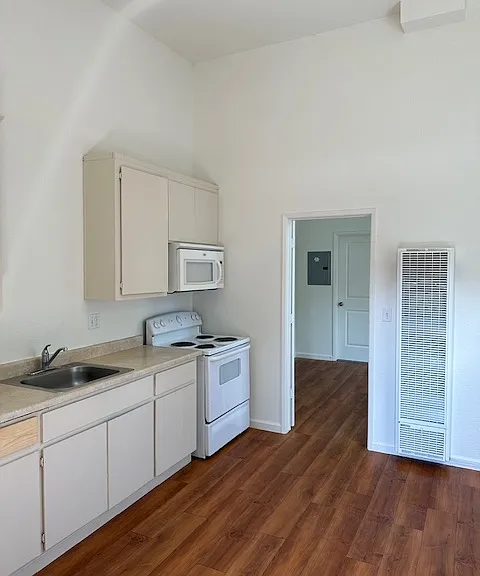 421 14th St #B — Photo 3