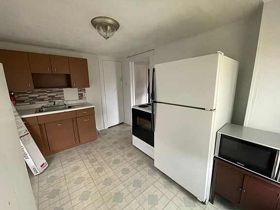 5th image of 215 Morton Ave #2