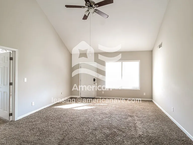 511473_002_living_room_14097601.jpg