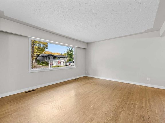 5th image of 48 Selkirk Dr SW