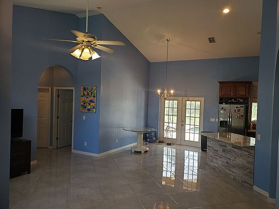 4th image of 717 Columbus Ave
