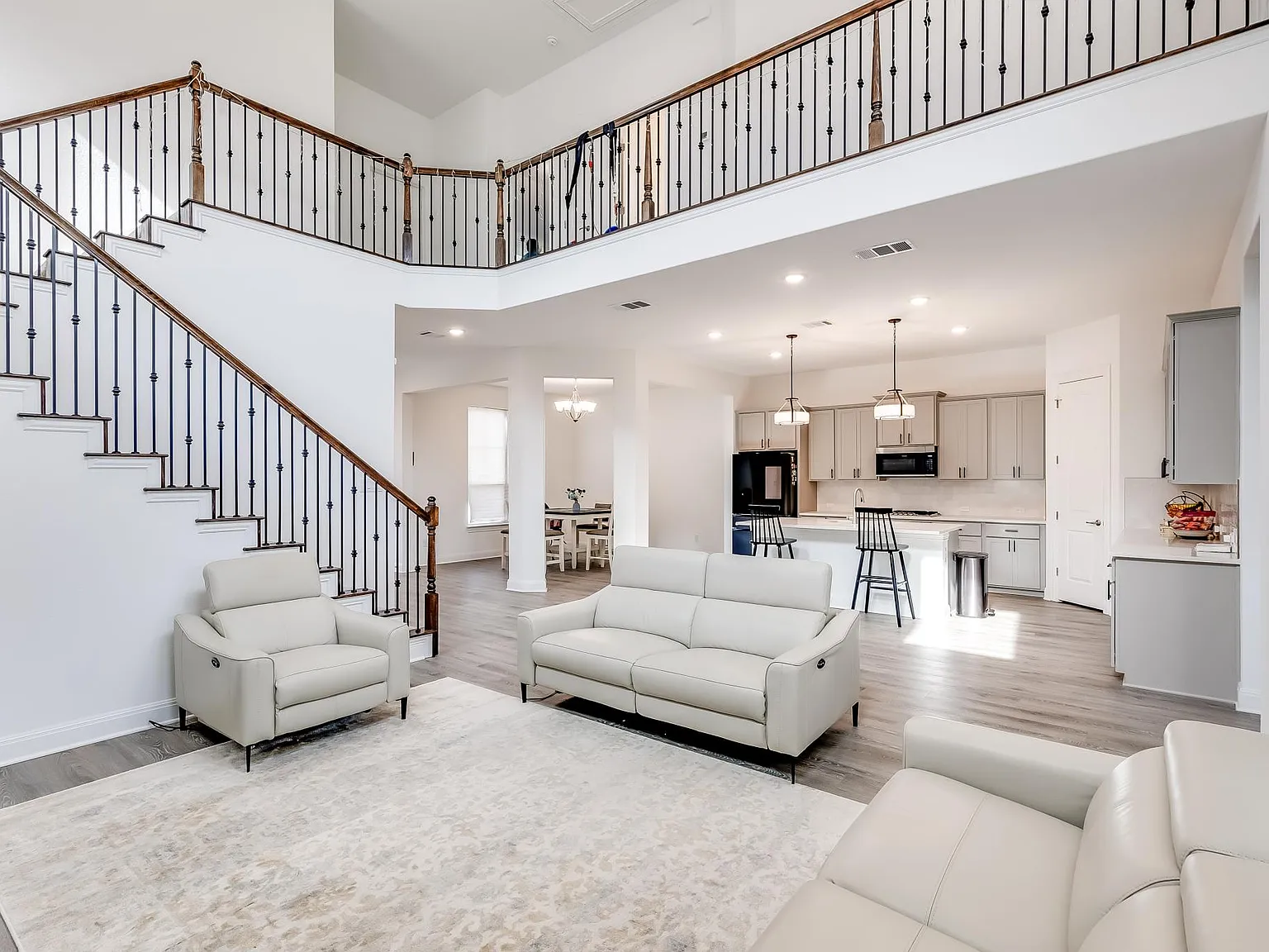 4 bed, 2955 sqft, $3,000 — Photo 2