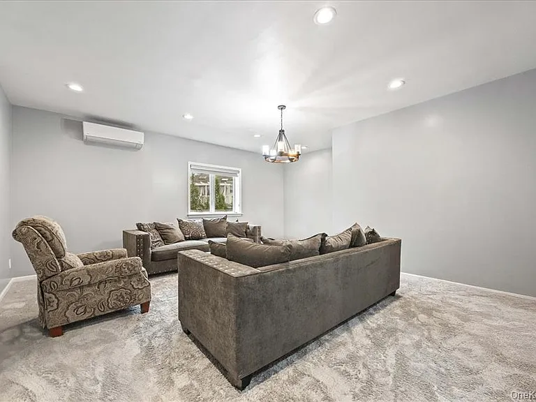 1127 Fordham Ln — Photo 12