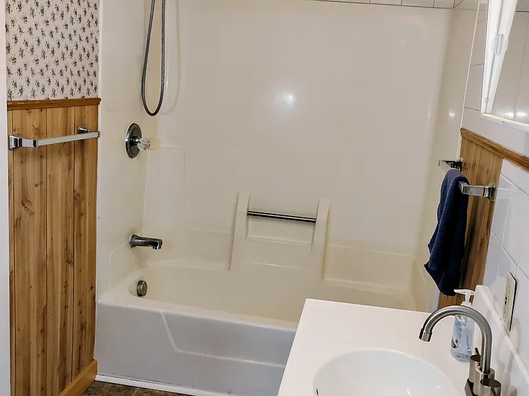 Squeaky Clean Bath, complimented with snow white tiles, you'll want to bath for hours!