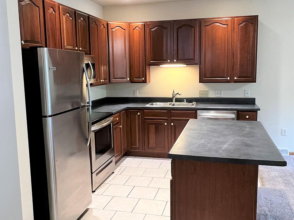 Tile and carpet flooring throughout