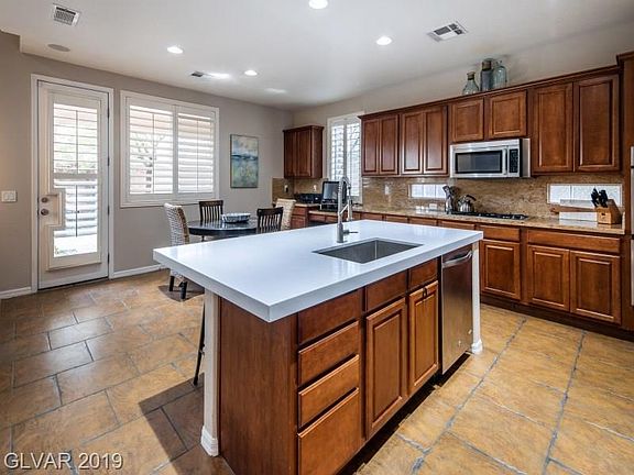 4th image of 923 Roseberry Dr