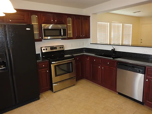 3 bed, 2.0 bath, 1107 sqft, $1,665 — Photo 2