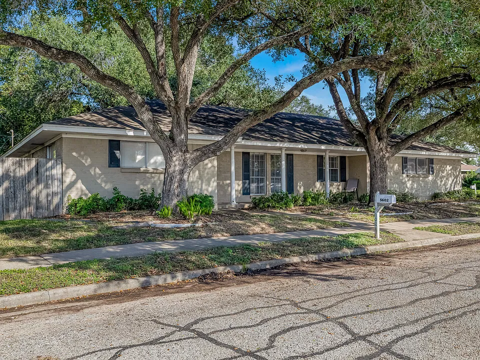 5602 Chippendale Ln