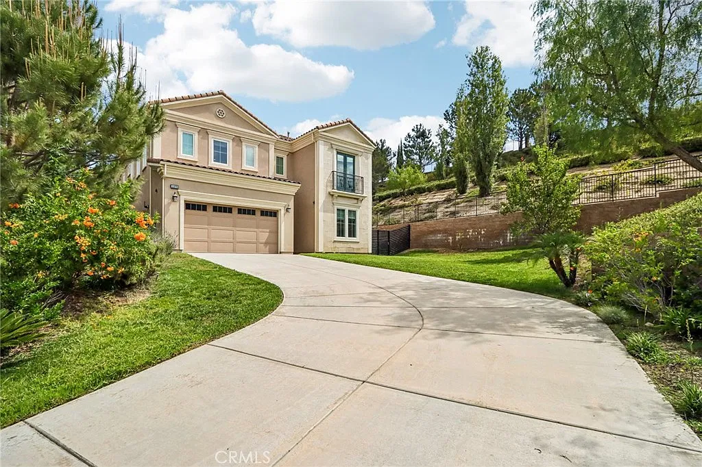 5 bed, 5.5 bath, 3982 sqft, $8,500 — Photo 2