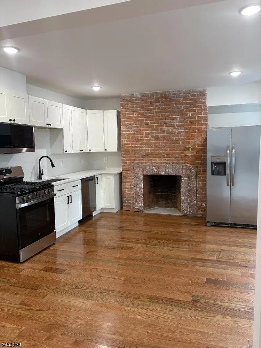 2 bed, 1.0 bath, 664 sqft, $3,250 — Photo 4