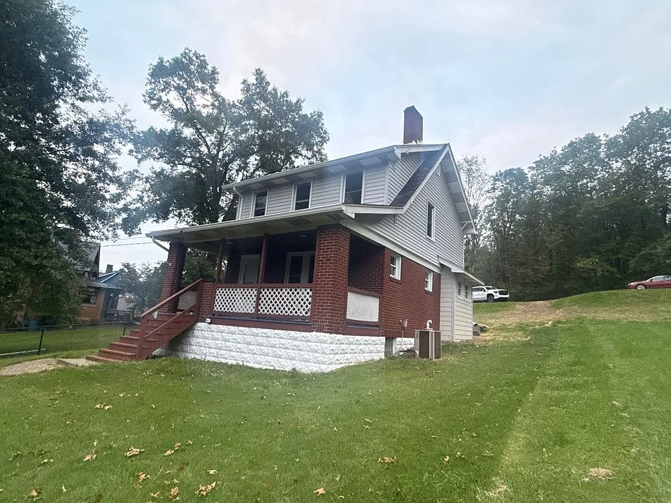 110 Hidden Ln
