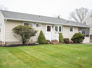 13 Windsor St, Islip, NY 11751