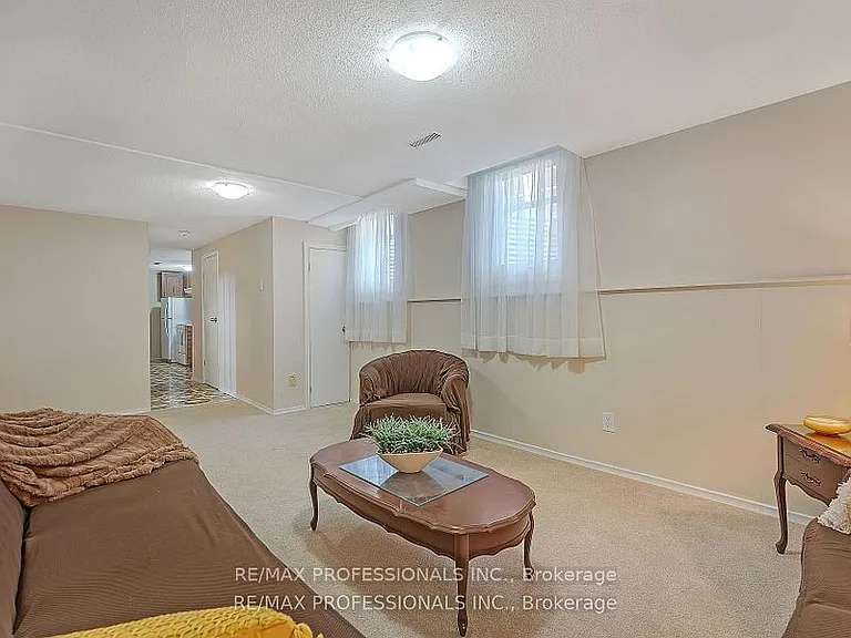 124 Panter Cres #LOWER — Photo 13