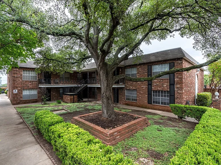 Towne Oaks II — Photo 3