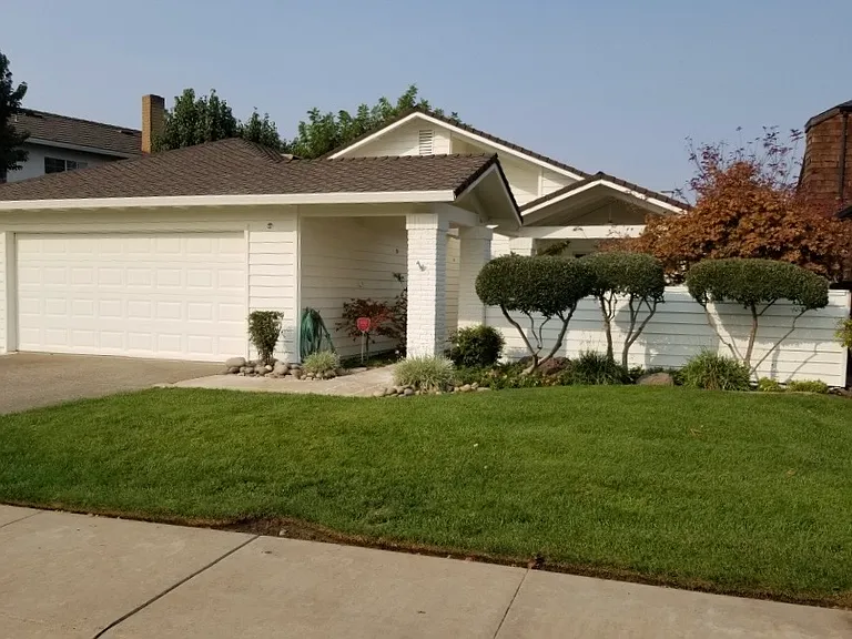 1721 Lakeshore Dr — Photo 3